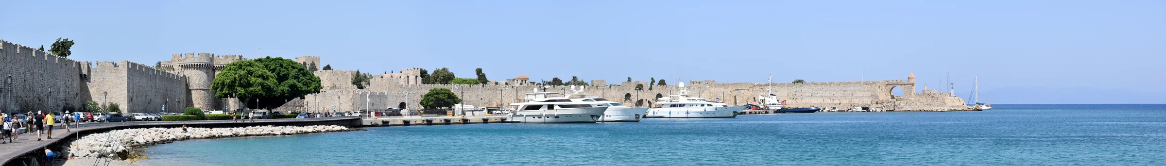 Der Hafen von Rhodos vor der mittelalterlichen Stadtmauer