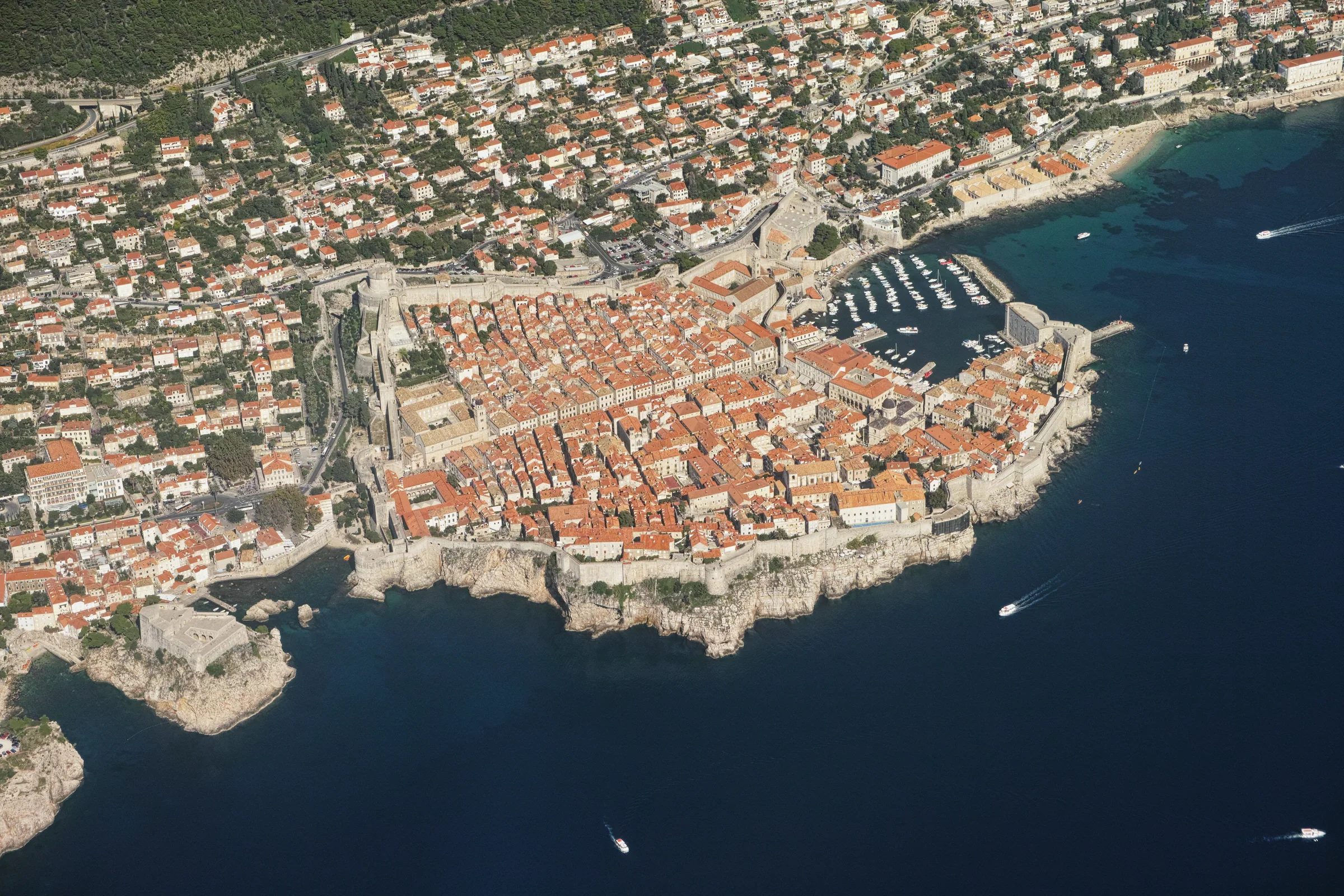 Dubrovniks Altstadt auf einer Halbinsel an der Adriaküste