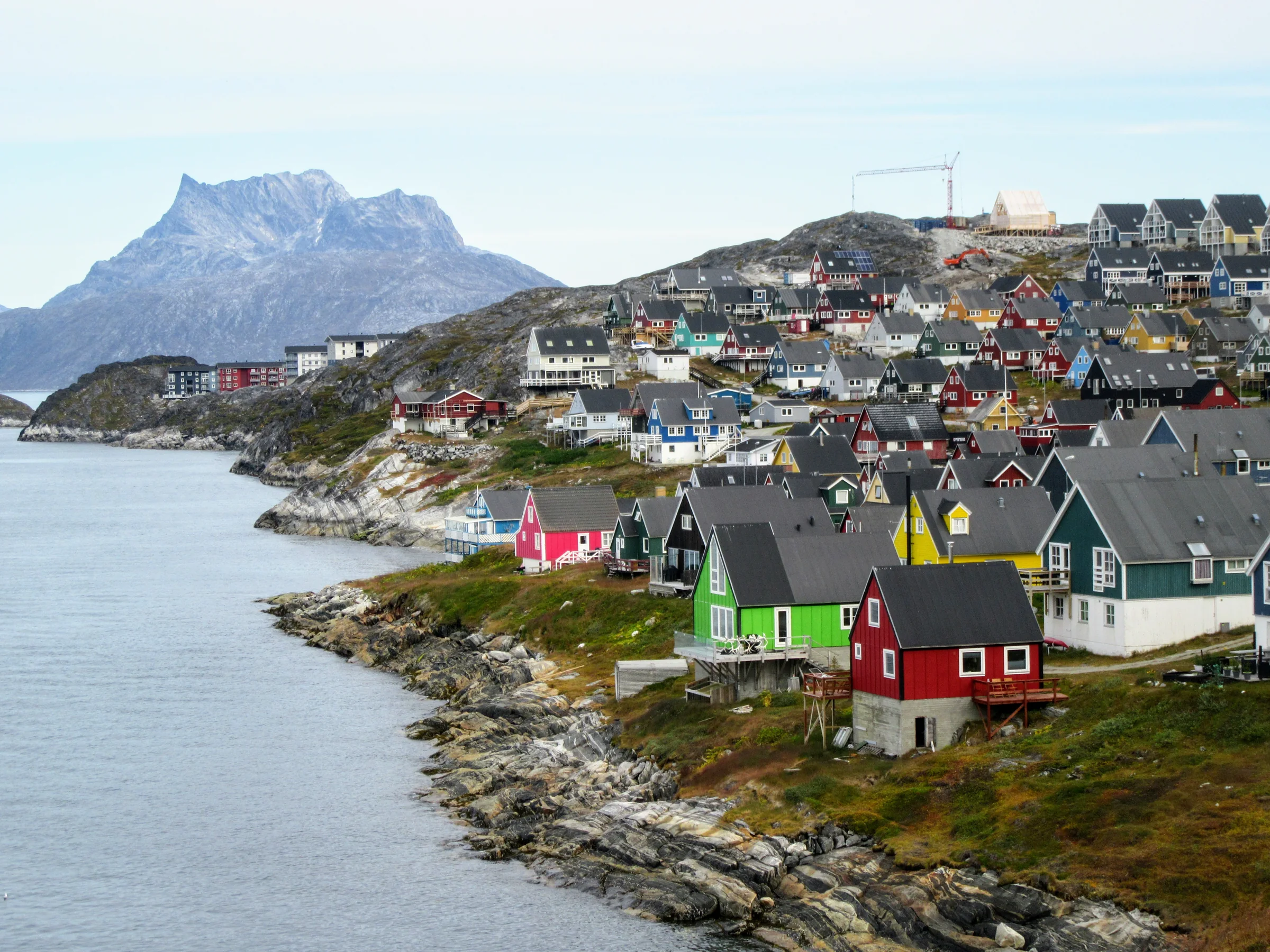 Farbige Häuser an der felsigen Küste von Nuuk in Grönland