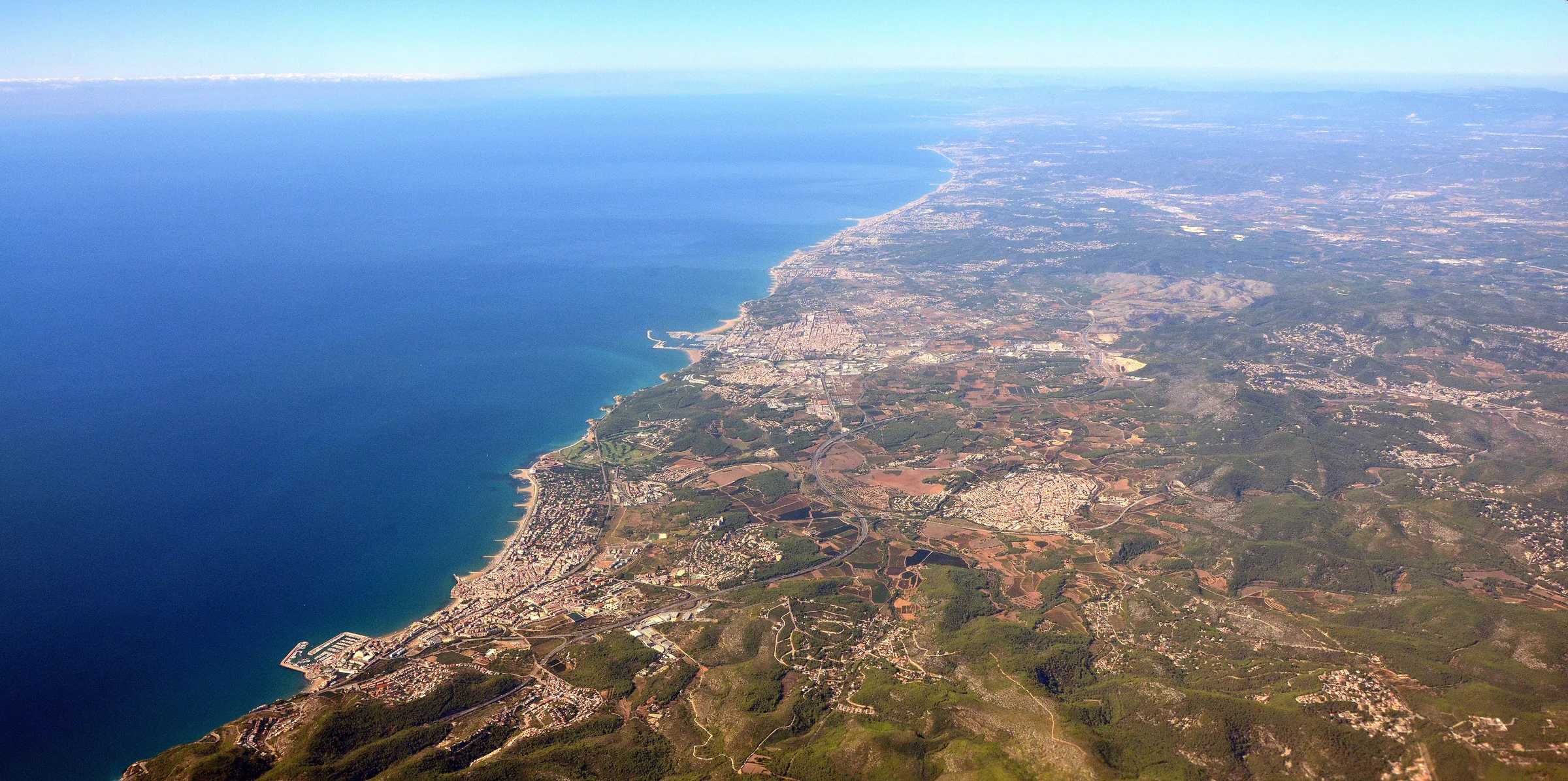Die Costa Daurada an der spanischen Mittelmeerküste aus der Luft