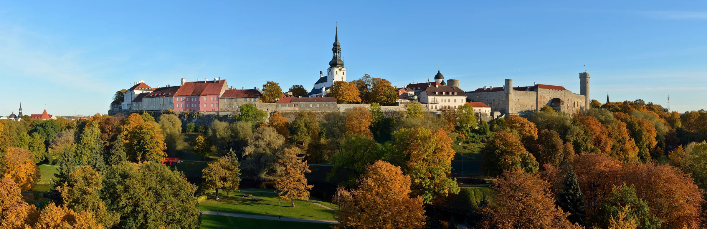 Tallinns Altstadt mit Türmen und Stadtmauer