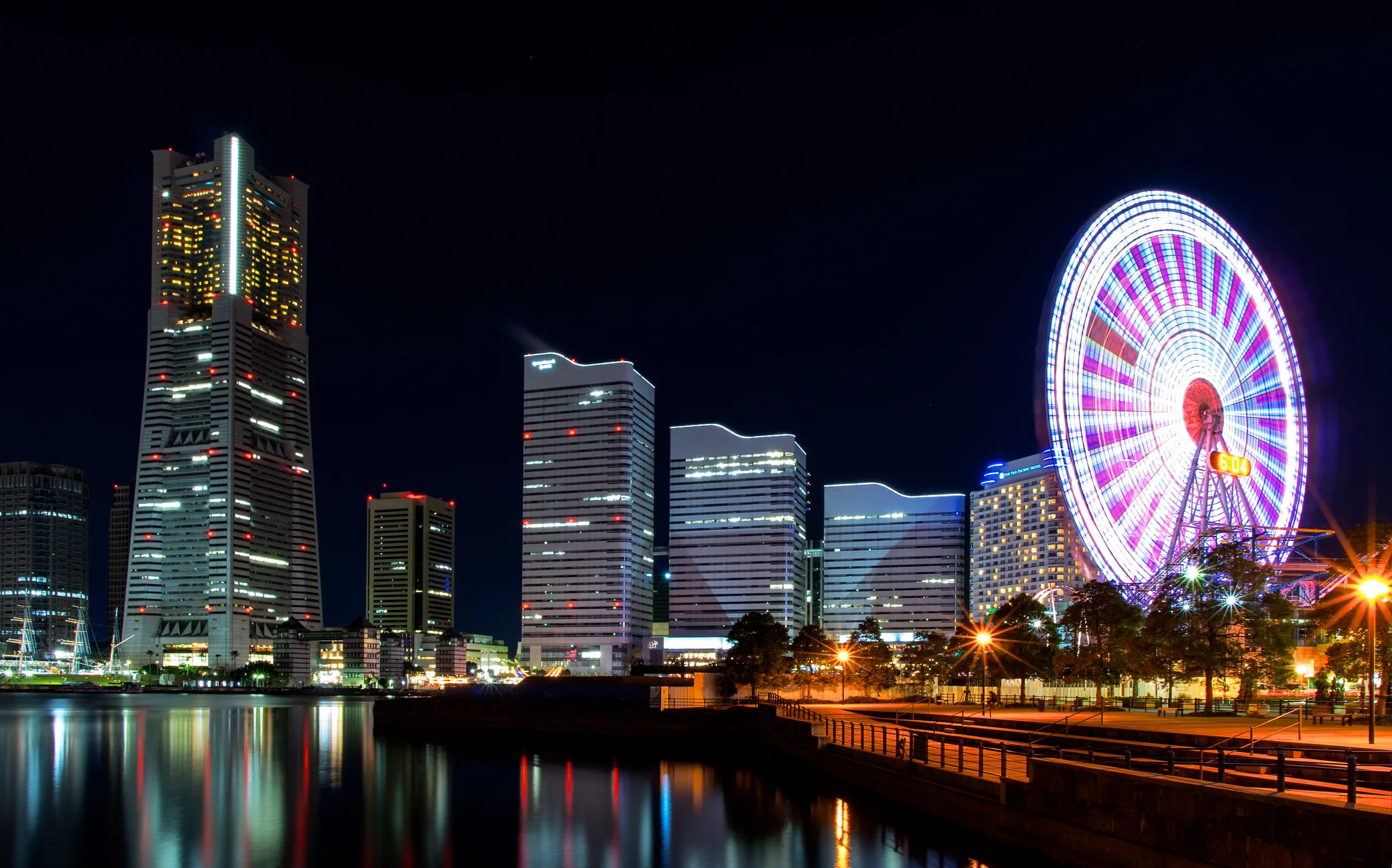 Die beleuchtete Skyline von Minato Mirai am Hafen von Yokohama