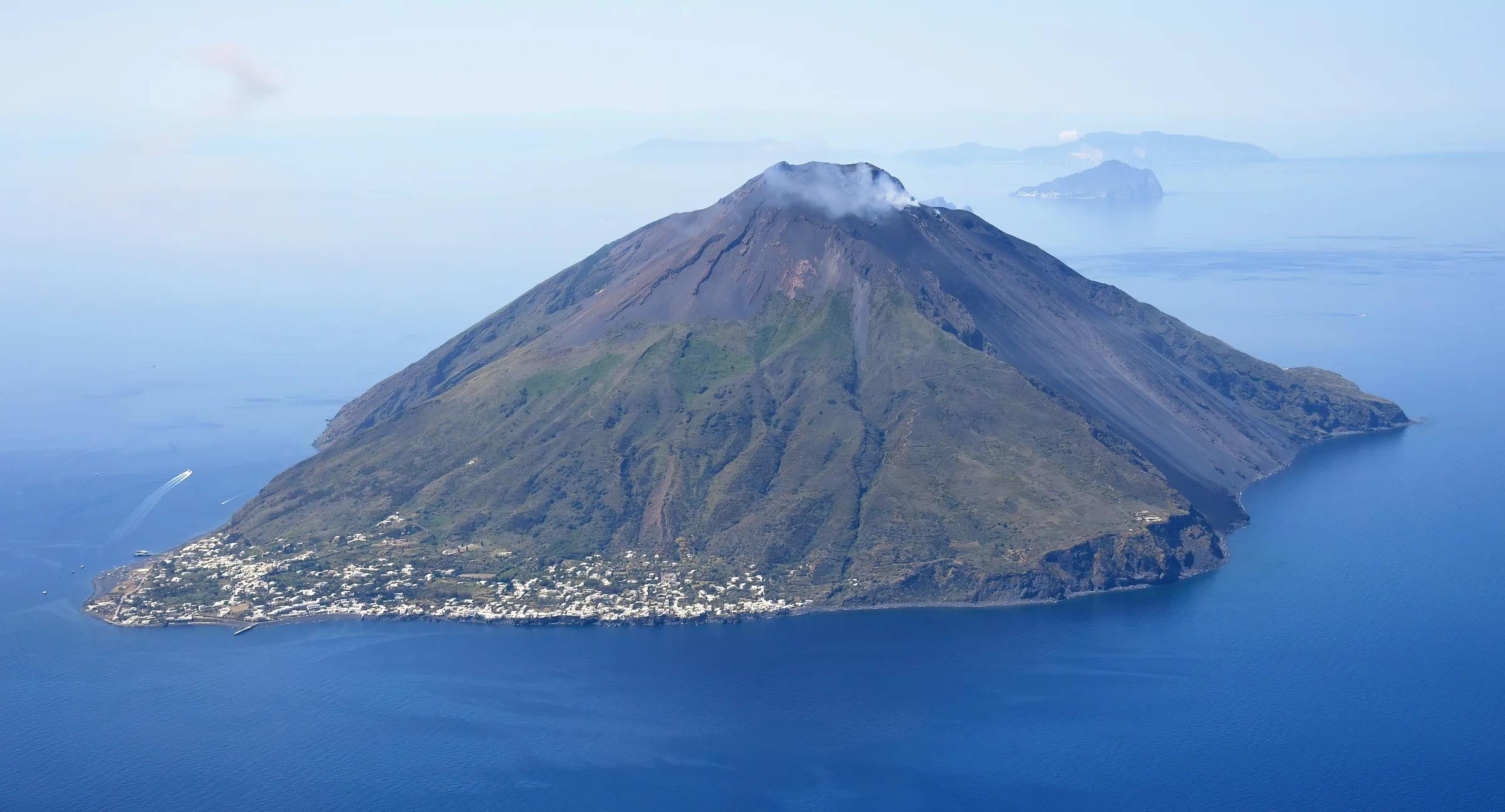 Die Vulkaninsel Stromboli aus der Luft